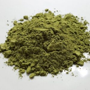 Kratom Black Friday: 7 Tage 30 % Rabatt 1 Borneo Green Vein Pflanzenpulver auf hellem Hintergrund