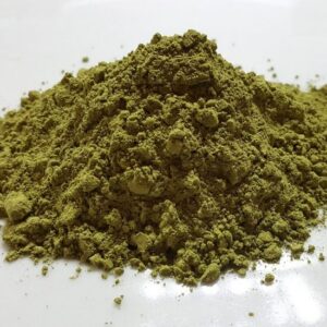 Kratom Black Friday: 7 Tage 30 % Rabatt 4 Borneo Maeng Da Pflanzenpulver auf hellem Hintergrund