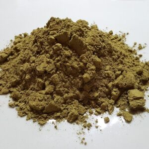 Kratom Black Friday: 7 Tage 30 % Rabatt 2 Borneo Red Vein Pflanzenpulver auf hellem Hintergrund